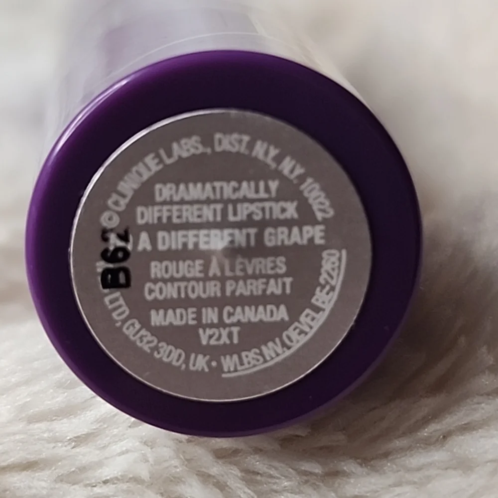 NWOB Clinique Dramatically Different Lipstick #50 A Different Grape Full Size